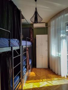 um quarto com 2 beliches e um corredor em Prishtina Center Hostel em Pristina