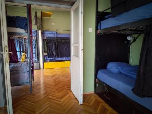 Voodi või voodid majutusasutuse Prishtina Center Hostel toas