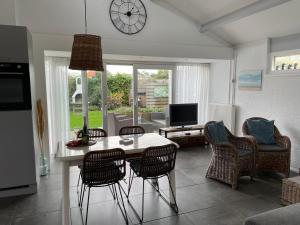 Una cocina y una sala de estar con mesa y sillas. en Buenaventura, en Egmond aan den Hoef