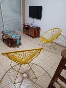 TV a/nebo společenská místnost v ubytování Appartement F2 avec piscine