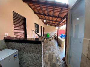 um corredor que leva a uma sala de estar com tecto de madeira em Suites Flor de Lis em Pirenópolis
