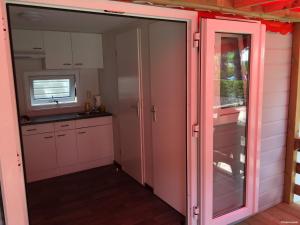 帕拉莫斯的住宿－Greenchalets Costa Brava Palamos，房屋内带滑动玻璃门的厨房