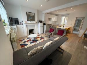 a living room with a couch and a table at The Pearl - Stylish 3 Bedrooms house in great central location in Brighton & Hove