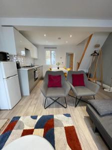 Una sala de estar con dos sillas y una cocina. en The Pearl - Stylish 3 Bedrooms house in great central location, en Brighton & Hove 13 fotos más
