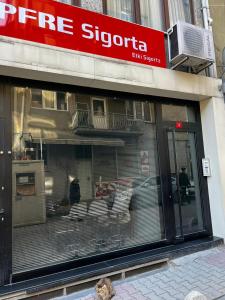 un escaparate de una tienda con mesas y sillas en COZY Suites en Estambul