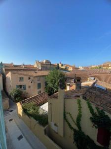 an overhead view of a city with buildings at Appart cosy au calme, dans le centre de Bandol in Bandol