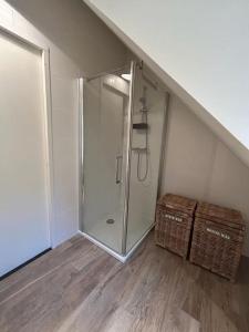 a bathroom with a shower and two baskets at Have a nice stay! - Vakantiehuis BijSaar in Noordwijk +26 photos