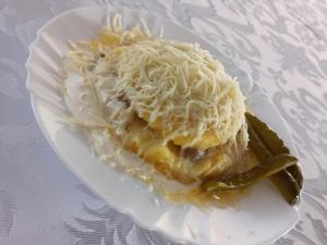 un plato blanco de comida con fideos. en Pensiunea Teo, en Bilbor