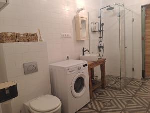 y baño con lavadora y aseo. en Par Par Apartman, en Budapest