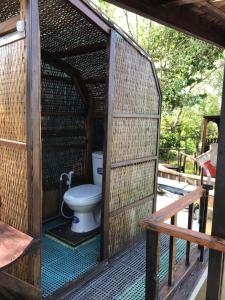 une salle de bains avec toilettes dans une cage dans l'établissement Homestay Phong de Pêche, à Ấp Tân Bình (1)