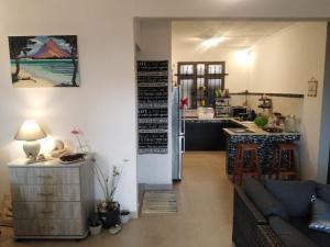Residence Neerabelle في Centre de Flacq: مطبخ وغرفة معيشة مع أريكة وطاولة