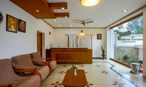 蒙納的住宿－Itsy By Treebo -Classiyo Munnar Crown Resorts，客厅配有沙发和桌子
