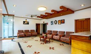 蒙納的住宿－Itsy By Treebo -Classiyo Munnar Crown Resorts，医院的候诊室,配有椅子和桌子