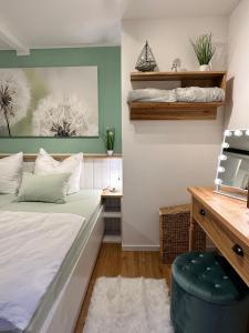 Schlafzimmer mit einem Bett, einem Schreibtisch und einem Schreibtisch in der Unterkunft Ferienhaus Ella in Trautskirchen
