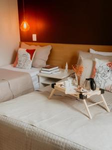uma sala de estar com 2 camas e uma mesa de centro em Flat B306 Village Aldeia das Águas em Barra do Piraí