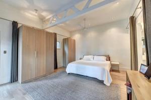 a bedroom with a white bed and a couch at Modern Farm house in heart of the City- Sleeps 8 in Atlanta