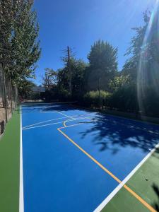 Tennis and/or squash facilities at Casa Rural La Moraleja or nearby