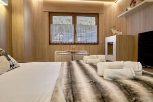 een slaapkamer met een groot wit bed en een tafel bij Apartamento Hartza in Vielha
