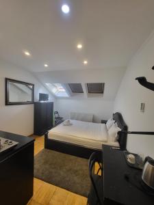 a bedroom with a bed and a desk in a room at Studio Buget Arena Nationala Mega Mall Monza in Bucharest