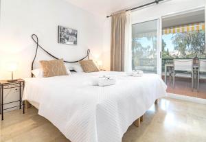 1 dormitorio con 2 camas y balcón en Guadavillas 320, en Marbella