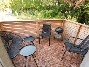 un patio con sillas, mesas y una parrilla en Ferienwohnung Jonte, FeWo Vermittlung Nordsee, en Dangast