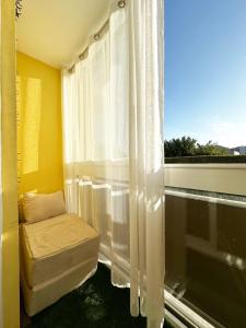 a small room with a window with a bed and a windowvisor at Appartement Port Marianne/Arenes in Montpellier