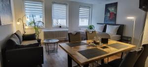 ein Wohnzimmer mit einem Tisch und einem Sofa in der Unterkunft City NOWA in Nürnberg