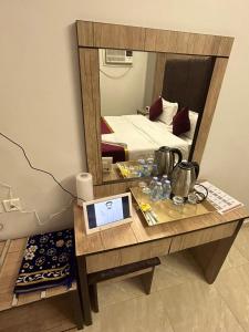 a table with a mirror in a hotel room at Layali Alandlous Furnished Units in Al Qunfudhah