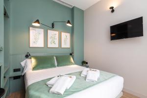 ein Schlafzimmer mit einem Bett mit Handtüchern darauf in der Unterkunft Moontels Mercado de Ruzafa in Valencia