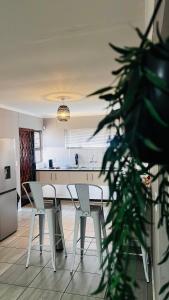 - une cuisine avec une table et des chaises dans la chambre dans l'établissement Otis Self Catering, à Walvis Bay