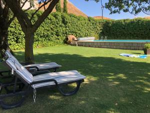 a picnic table and a bench next to a tree at Casa rural EL CASTILLO DE CIRUELAS in Ciruelas
