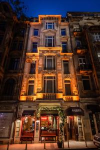 un edificio con una tienda delante de él por la noche en Ansen Hotel and Suites, en Estambul