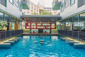 Bazén v ubytování Elite Suites Patong nebo v jeho okolí