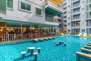 Bazén v ubytování Elite Suites Patong nebo v jeho okolí