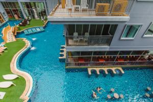 Bazén v ubytování Elite Suites Patong nebo v jeho okolí