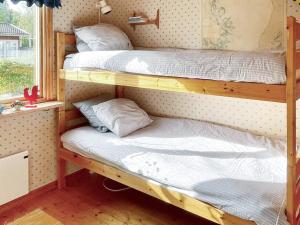 RocknebyにあるHoliday home Rockneby Vの窓付きの客室で、二段ベッド2台が備わります。