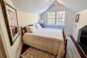 sypialnia z łóżkiem i oknem w obiekcie Lookout Crest w mieście Lookout Mountain