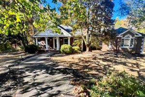 una casa con entrada delante de una casa en Lookout Crest, en Lookout Mountain