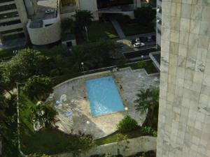 - une vue sur la piscine d'une ville dans l'établissement Flat no Hotel Imperial Suites, à Récife
