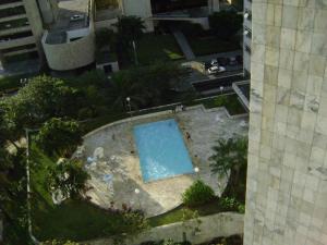 an overhead view of a swimming pool in a city at Flat no Hotel Imperial Suites in Recife