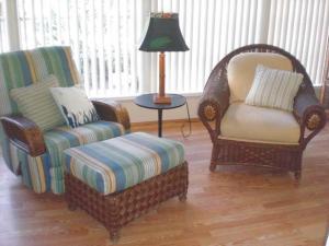 een woonkamer met 2 stoelen en een tafel bij Palm Cottage #54605 in Holmes Beach