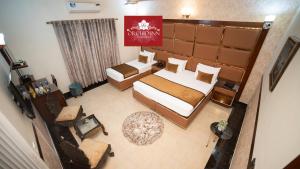 Orchid Inn by WI Hotels في كراتشي: اطلالة علوية على غرفة فندق بسريرين