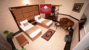 卡拉奇的住宿－Orchid Inn by WI Hotels，享有酒店客房的顶部景致,设有一间卧室。
