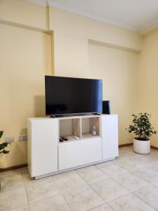 un centro di intrattenimento bianco con TV a schermo piatto di Obispo Oro 451 - Nueva Córdoba a Córdoba