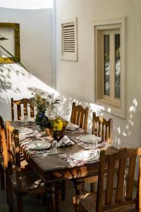 una mesa de comedor con platos y flores. en The People Hostel, en Udaipur