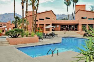 un complejo con piscina frente a un edificio en Gem of the Desert, en Tucson