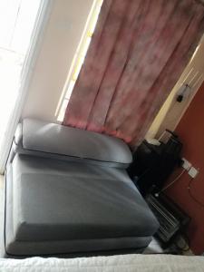 1 cama en un dormitorio con cortina roja en Black gate en Nanyuki