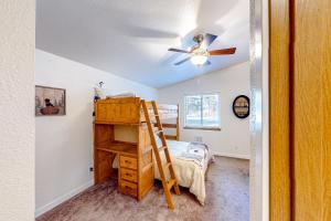 1 dormitorio con litera y ventilador de techo en Gather Together Cabin, 