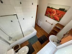 een badkamer met een bad, een wastafel en een toilet bij Spacious Family Flat in Londen