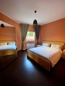 1 dormitorio con 2 camas y ventana en ApartVilla Trieste, en Trieste